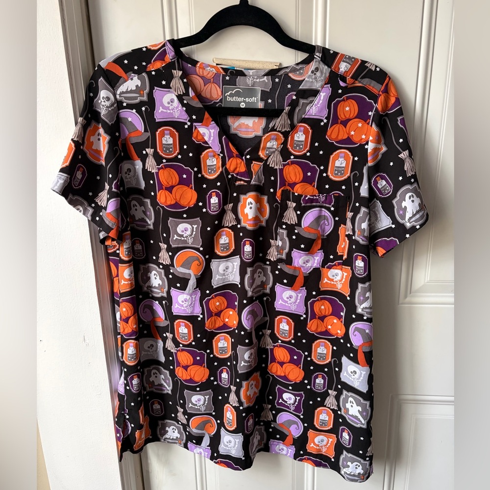 Butter-Soft Halloween Spooky Print Scrub Top 🎃